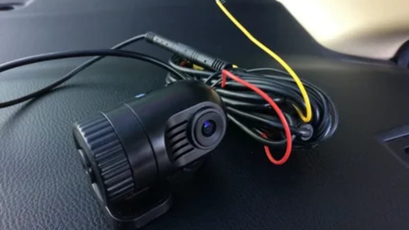 Với camera 2 mắt, cần đi dây từ trước ra sau để nối hai camera