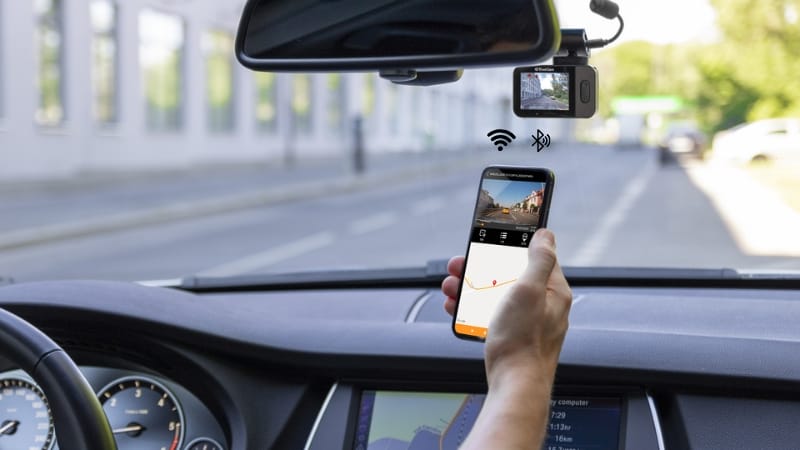 Sau khi lắp đặt, cần kết nối camera với điện thoại qua WiFi hoặc Bluetooth