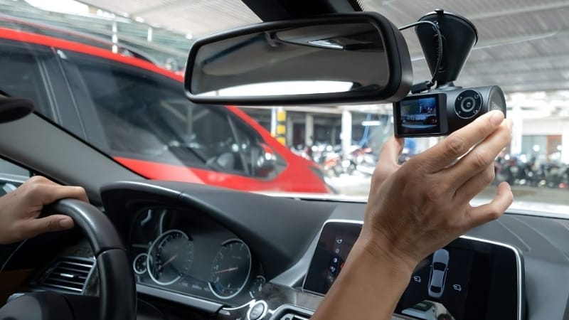Lắp đặt camera hành trình gương giúp tăng mức độ an toàn khi lái xe
