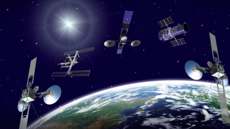 Thiết bị định vị GPS thu tín hiệu từ hệ thống vệ tinh GPS thông qua anten tích hợp