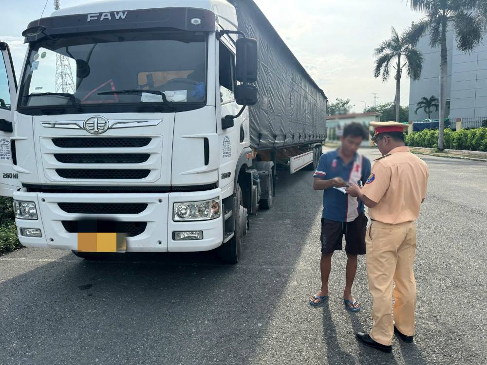 Theo Nghị định 10/2020/NĐ-CP và Thông tư 12/2020/TT-BGTVT, các phương tiện kinh doanh vận tải bằng xe container, xe tải có trọng tải từ 3,5 tấn trở lên bắt buộc phải lắp đặt camera hành trình. Thiết bị này phải đảm bảo ghi, lưu trữ hình ảnh của lái xe và cửa lên xuống trong suốt quá trình di chuyển.