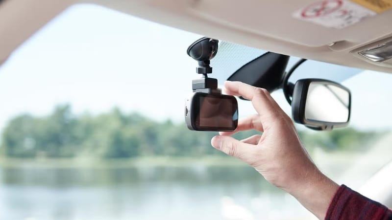 Việc tự lắp camera hành trình giá rẻ cho ô tô không quá phức tạp