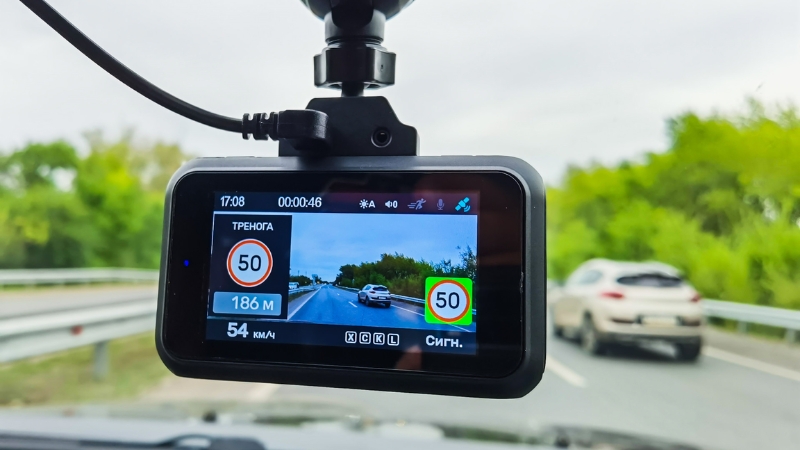 Camera hành trình cảnh báo tốc độ giúp cảnh báo khi xe vượt quá giới hạn cho phép