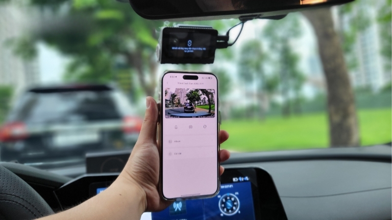 Camera hành trình ô tô kết nối điện thoại hỗ trợ xem video dễ dàng