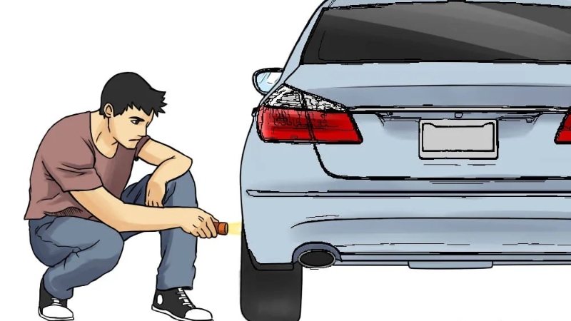 Có thể dùng đèn pin để kiểm tra các khu vực dễ bị gắn thiết bị định vị