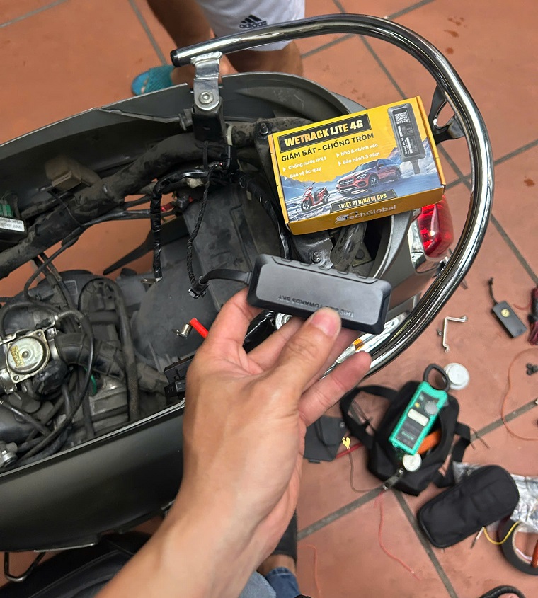 Kiểm tra định vị gps hộc để đồ & thân xe